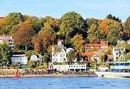 1025_1540  Herbst in Hamburg - Gste der Strandperle sitzen in der Herbstsonne am Elbstrand und geniessen den Ausblick. Die Bume am Elbhang leuchten in ihren prchtigen Herbstfarben. Ein Fahrgastschiff einer Hafenrundfahrt fhrt auf seiner Tour durch den Hamburger Hafen entlang der Elbe. 