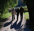16_03799 der Sommer geht zur Neige, die tiefstehende Herbstsonne wirft lange Schatten der Spaziergnger im grssten Park Hamburgs, dem Stadtpark in Winterhude.   www.christoph-bellin.de