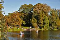 16_03813 der Hamburger Stadtpark hat sein prchtiges buntes Herbstkleid angelegt; dicht gedrngt sitzen die Parkbesucher am Ufer des Stadtparksees in der warmen Herbstsonne; zwei Kanus fahren auf dem stillen See.   www.christoph-bellin.de