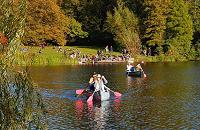 16_03814 die Bume am Seeufer des Hamburger Stadtparks haben Herbst-Frbung angenommen; am Sonntag geniessen die Parkbesucher die letzten warmen Sonnenstrahlen des Jahres.  www.christoph-bellin.de