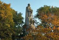 16_038155  das Hamburger Bismarckdenkmal ragt aus den Herbst-Bumen am Alten Elbpark heraus.  www.christoph-bellin.de