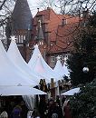 17_21475 dicht gedrngt stehen die Stnde auf dem Bergedorfer Weihnachtsmarkt - beleuchtete Sterne schmcken die Verkaufsstnde, im Hintergrund die Dcher und Trme vom historischen Schlossgebude.www.hamburg-fotograf.com