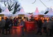 17_21476 Die Besucher und Besucherinnen schlendern am frhen Abend ber den Bergedorfer Weihnachtsmarkt. Die Marktstnde sind festlich beleuchtet und mit Tannenbumen und beleuchteten Sternen geschmckt.www.hamburg-fotograf.com