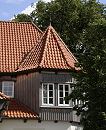 17_21624 Architekturdetail des Zollenspieker Fhrhauses; mit Ziegeln gedeckter Erkerturm des Gebudes. Der erste Stock des historischen Gebudes an der Elbe ist mit Holzbrettern verkleidet. www.hamburg-fotograf.com