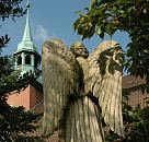17_21642 Engel Skulptur mit Flgeln auf dem Friedhof in Hamburg Ochsenwerder. Im Hintergrund die St. Pankratiuskirche; die Kirche St. Pankratius  fand schon 1254 ihre erste urkundliche Erwhnung; der jetzige Bau stammt aus dem Jahre 1674, der Kirchturm aus dem 18. Jh. www.hamburg-fotograf.com