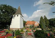 17_21645 Die Kirche und der Ort Kirchwerder wurden 1217 zum ersten Mal urkundlich erwhnt; Ende des 18. Jh. wurde die St. Severini Kirche erweitert und umgebaut - im Vordergrund der Glockenturm aus Holz.  www.hamburg-fotograf.com