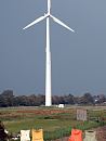 17_21649 Windenergieanlage auf einem Feld in den Hamburger Vier- und Marschlanden. Auf einer Leine hngt Wsche zum Trocknen. www.hamburg-fotograf.com