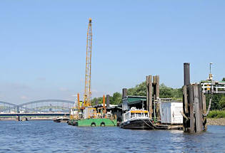 01133_5865 JPonton mit Arbeitsschiffen / Schwimmkran in der Norderelbe bei Hamburg Rothenburgsort, Entenwerder. Re. die bewegliche Wasserbrcke, die sich den Gezeiten / Tide anpasst. Im Hintergrund die Elbbrcke und die Freihafen-Elbbrcke.