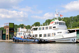 01140_3712 Das Fahrgastschiff REEPERBAHN und ein Schlepper liegen am Entenwerder-Ponton am Ufer der Norderelbe.