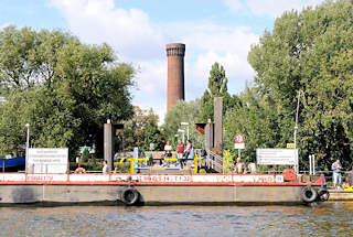 01152_8347 Anlegeponton Entenwerder - eine Schute hat festgemacht - Angler stehen in der Sonne am Wasser. Im Hintergrund der historische Wasserturm der Wasserwerken Hamburg Rothenburgsort.