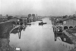 01159_45344 Historisches Bild vom Entenwerder Zollhafen ca. 1890; die Abfertigungsgebude sind mit Nummern versehen, die Anleger mit Dalben geschtzt - ein Schlepper kreuzt das Hafenbecken. Im Hintergrund die Bgen der Elbbrcke ber die Norderelbe. 