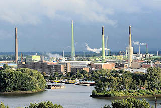 5911 Einfahrt zum Peutehafen und Industrieanlagen in Hamburg Veddel; im Vordergrund Bume vom Elbpark in Hamburg Rothenburgsort. 
