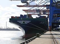 011_83_0125 Der 340 m lange Containerfrachter HYUNDAI FORCE liegt unter den Containerbrcken des Container Terminals Altenwerder und wird entladen. Der Containerriese kann 8750 TEU Standardcontainer an Bord nehmen.