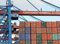 011_87_0148 Ein Container hngt an der Katze der Containerbrcke - auf dem Ausleger ist der weit sichtbare Schriftzug CONTAINER TERMINAL ALTENWERDER angebracht - auf der Containerkatze steht die Abkrzung HHLA fr Hamburger Hafen und Logistik AG.