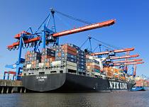 011_89_2447 Die NYK THEMIS liegt im Hamburger Hafen am Ballinkai des Container Terminals Altenwerder unter den weit ausladenden Containerbrcken. Die Ladung des 304m langen und 40m breiten Frachters wird gelscht - ca. 6500 TEU kann er transportieren.
