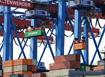 011_91_2394 Die Containerladung des Schiffs NYK THEMIS wird im Hamburger Hafen gelscht - ein 40 TEU und ein 20 TEU hngen an den Portalkatzen der Containerbrcken in Hamburg Altenwerder .
