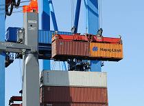 011_93_2386 Zwei 20 Fu Standardcontainer (TEU = twenty-foot Equivalent Unit) werden mit einem Transport von der Containerkatze an Land gebracht - darunter sind auf dem Deck des Schiffs 40 Fuss Container (FEU) gestapelt.