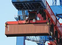 011_96_2425 Der FEU  (Forty-foot Equivalent Unit) Container wird an dem Laufwagen der Containerbrcke ber die Schiffsladung gehoben und zum Weitertransport abgesetzt.