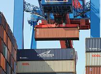 011_97_2433 Der Container wird an dem Laufwagen der Containerbrcke ber die Schiffsladung gehoben und zum Weitertransport abgesetzt. 