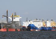 011_36-5993 Der Containertransport ist aufgrund der weltweiten Wirtschaftskrise zurck gegangen. Durch die berkapazitten liegen leere Container Feeder auf der Hamburger Norderelbe auf Reede, die Schiffseigner warten auf Frachtauftrge.  www.hamburg-fotograf.com