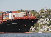 011_50-6775 Schiffsbug vom Containerfrachter OSAKA EXPRESS vor dem Sllberg von Hamburg Blankenese. Das Containerschiff hat eine Tragfhigkeit von 103 000t und kann bei einer Lnge von 335m und Breite von 43m 8749 Container / TEU Ladung an Bord nehmen. www.hamburg-fotografie.de