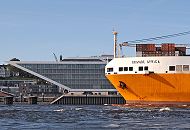 011_53-7015 Der Frachter GRANDE AFRICA verlsst den Hamburger Hafen - das 214m lange und 32m breite Schiff passiert gerade die moderne Architektur des Brogebudes an der Elbe bei Hamburg Neumhlen. www.hamburg-fotografie.de 