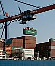 011_14864 ber die grosse Containerbrcke wird die Ladung des Frachters am Burchardkai gelscht. Die HHLA (Hamburger Hafen und Logistik AG) betreibt neben dem Containerterminal Burchardkai auch die Terminals Altenwerder CTA und Tollerort - das Hamburger Unternehmen hat z.B. 2006 mehr als 6,1 Mio. Standard- container umgeschlagen.