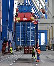 011_14349 ein Container Feeder kommt von der Elbe - der rote Container Carrier fhrt unter blauem Hamburger Himmel auf dem Khlbrand zum Container Terminal Altenwerder. Blauer Himmel ber dem Hamburger Hafen.