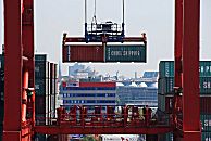 011_15757 zwei Standartcontainer TEU hngen an den Haken der Laufkatze des Containerkrans am Containerterminal Eurogate TEU = Container, die 20 Fu Lnge (6,096 m) + die Breite von 8 Fu ( 2,44 m) haben; (Twenty-foot Equivalent Unit)