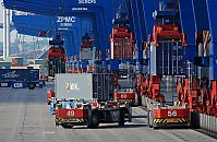 011_15642 auf dem Container Terminal Altenwerder CTA werden die Container vom Laschplatz mit der Portalkatze auf die fhrerlosen Transportfahrzeuge geladen; diese Automated guided Vehicles ( AGV ) bringen die Fracht an ihren Bestimmungsort.