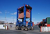 011_15459 ein wendiger Portalhubwagen der HHLA transportiert den Container auf dem Gelndes vom Burchardkai an seinen Lagerplatz; mit diesem straddle carrier knnen Container dreifach bereinander gestapelt werden.