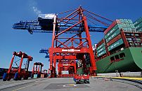 011_15762 Blick ber den Predhlkai am Container Terminal Eurogate im Hamburger Hafen; fnf bewegliche Containerbrcken entladen das Containerschiff CSCL PUSAN auf der die Metallboxen hoch gestapelt sind. Portalstapelwagen holen ihre Ladung ab.