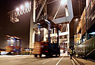 011_15300/01 Nachtarbeit auf dem Container Terminal Burchardkai - grosse Lampen beleuchten das Containerschiff; die schnellen Container Carrier transportieren ihre Last zur Lagerflche.