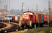 011_14387/00 eine Gterlokomotive der Deutschen Bahn zieht einen langen Gterzug mit seiner Containerladung vonder Verladestation am Containerterminal Burchardkai.