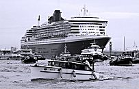011_14882 das Kreuzfahrtschiff Queen Mary 2 verlsst das Kreuzfaht Terminal / Cruise Center; Motorboote und Barkassen begleiten dasriesige Passagierschiff aus dem Hamburger Hafen