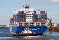 011_26054  der Containerfrachter CMA CGM VOLTAIRE wird von den Hafenschleppern der Hambuger BUGSIER Reederei in das Hafenbecken des Waltershofer Hafens  gezogen, damit das Frachtschiff dann aus eigener Kraft auf der Elbe Richtung Nordsee fahren kann. Die Container sind hoch auf mehreren Ebenen auf dem Deck des ca. 300m langen und 40m breiten Schiffs gestapelt - am Heck steht der Name des Frachtschiffs und der Heimathafen Hamburg.    www.christoph-bellin.de