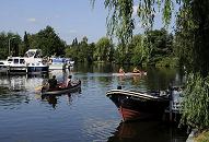 011_26065 zwei Kanus fahren auf der Dove-Elbe in der Nhe von "Auf der Bge"; grosse Motorboote liegen am Ufer des Flusses am Steg, das Tuckerboot HUMMEL hat am Anleger des Hotels Vierlandentor am Curslacker Deich fest gemacht.    www.christoph-bellin.de