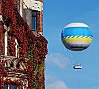 017_18960 an der Fassade vom Lagerhaus in der Hamburger Speicherstadt rankt der Wein; das Laub der Kletterpflanze ist im Herbst rt gefrbt. Im Hintergrund ein Heissluftballon, der mit einem Seil am Boden gehalten wird und den Hamburgern und Hamburg Touristen einen Ausblick auf die Stadt gibt.