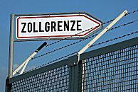 017_19009 das Schild mit der Aufschrift "Zollgrenze" weist auf den Verlauf der Grenzlinie im Hamburger Freihafen hin - der Maschendrahtzaun ist mit Stacheldraht abgesichert. Hamburger Fotos www.christoph-bellin.de