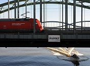 017_19018 ein roter Triebwagen auf den Elbbrcken beim Schild Zollgrenze . auf der Elbe fhrt ein Sportboot / Motorboot in voller Fahrt. Aufnahmen von Hamburg ::   www.christoph-bellin.de