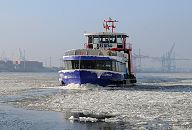 002_22731 Die Hafenfhre ELBMEILE der Hamburger Fhrschiffreederei HADAG kommt von Hamburg Finkenwerder und bringt die Fahrgste zu den Hamburger Landungsbrcken. Das Schiff bahnt sich eine Fahrrinne durch das Eis auf der Elbe. 