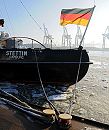 009_22739 Der ehemals grsste deutsche Eisbrecher STETTIN liegt am Museumshafen Oevelgoenne am Ponton; die Deutschlandfahne weht am Heck des 1939 gebauten Schiffs.