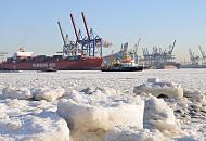 01_5795 Das Elbufer ist mit dicken Eisschollen bedeckt - im suchen sich einige Schiffe ihren Weg. Am Container Terminal Burchardkai liegt ein rotes Containerschiff der Reederei Hamburg Sd.