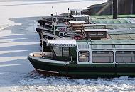 1667 Ausflugsbarkassen liegen nebeneinander im Eis im Hamburger Binnenhafen - die Barkassenfahrten der Hamburger Hafenrundfahrt sind durch das dichte Eis auf der Elbe und im Hafen stark eingeschrnkt.
