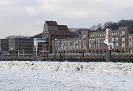 1773 Eisgang auf der Elbe vor dem Altonaer Kaispeicher - das historische Gebude wurde zur Bronutzung umgebaut. Im Hintergrund Bro-Neubauten am Elbufer in Hamburg Neumhlen.  