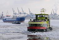 1786 Die Hafenfhre Oortkaten legt in Hamburg Neumhlen an - zwei Frachtschiffe laufen aus dem Hamburger Hafen aus und bahnen sich ihren Weg durch das Eis auf der Elbe. Im Hintergrund die Faultrme der Hamburger Wasserwerke auf dem Khlbrand und hochgefahrene Containerbrcken des Container Terminals Tollerort. 