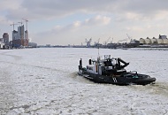 1815 Ein Schubschiff bahnt sich seinen Weg durch das dichte Eis auf der Elbe im Hamburger Hafen - die Arbeitsschiffe werden als Eisbrecher eingesetzt, um das Eis in Bewegung zu halten. Im Hintergrund rechts das Theaterzelt vom "Knig der Lwen" und lks. die Baustelle der Elbphilharmonie. 
