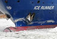 1923 Das Containerschiff ICE RUNNER im Eis des Hamburger Hafens - die Anker des Schiffs sind dick vereist.  Das Feederschiff hat eine Lnge von 129 m und kann bei einer Tragfhigkeit von 8137 t 700 TEU Container an Bord nehmen.