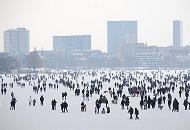 53_6397 Blick ber die zugefrorene Auenalster  - die Hamburger und Hamburger spazieren ber die Alster und genieen den Hamburger Winter. Frostiger Winter in Hamburg - Menschen gehen Auf dem Eis der Alster spazieren.