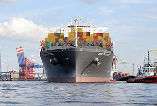 8512 Das Frachtschiff MSC FAUSTINA hat eine Breite von 48m und eine Lnge von 366m. Der Frachter hat eine Tragfhigkeit von 146148t und kann 12562 TEU Standardcontainer transportieren.